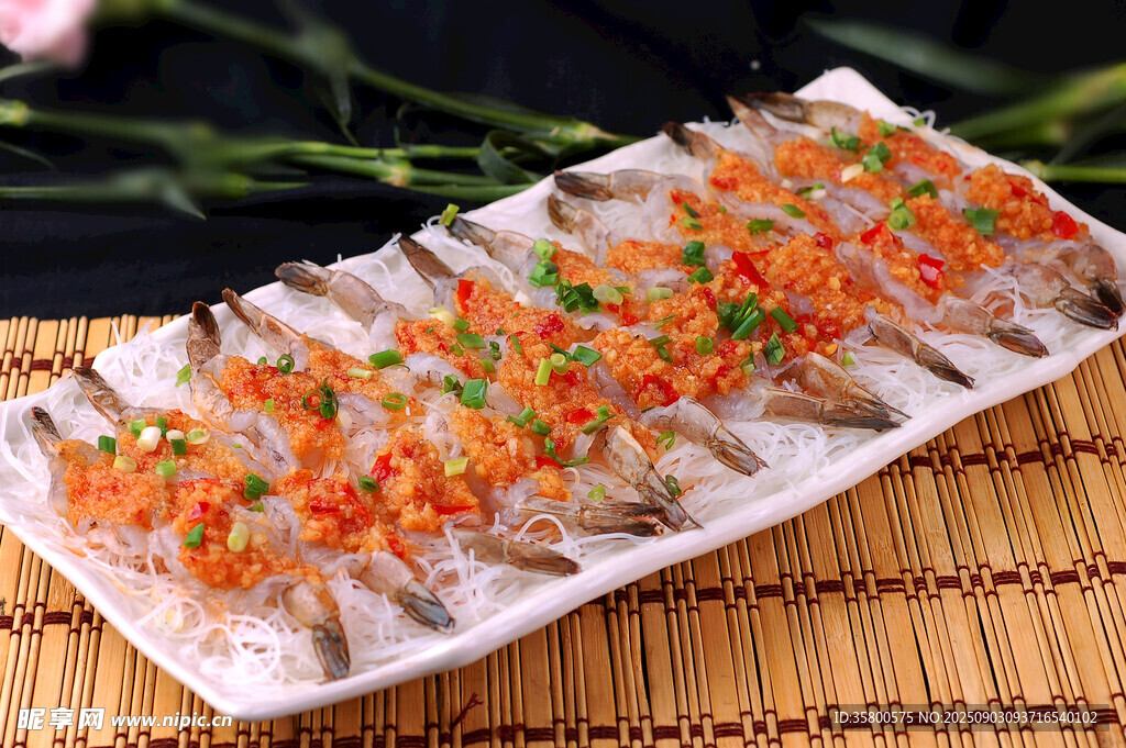 美味蒜蓉粉丝蒸扇贝