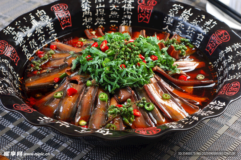 香辣美味的特色水煮鳝鱼