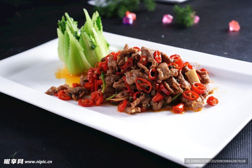 香辣肉丝摆放在精致白盘上