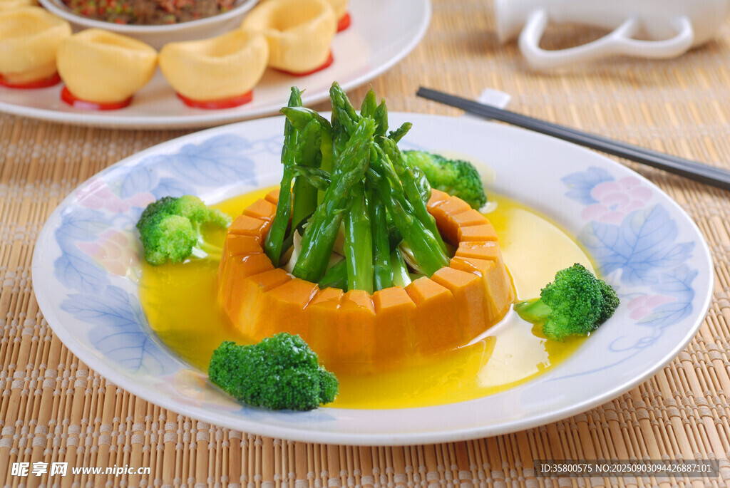 金汤南瓜配翠绿蔬菜