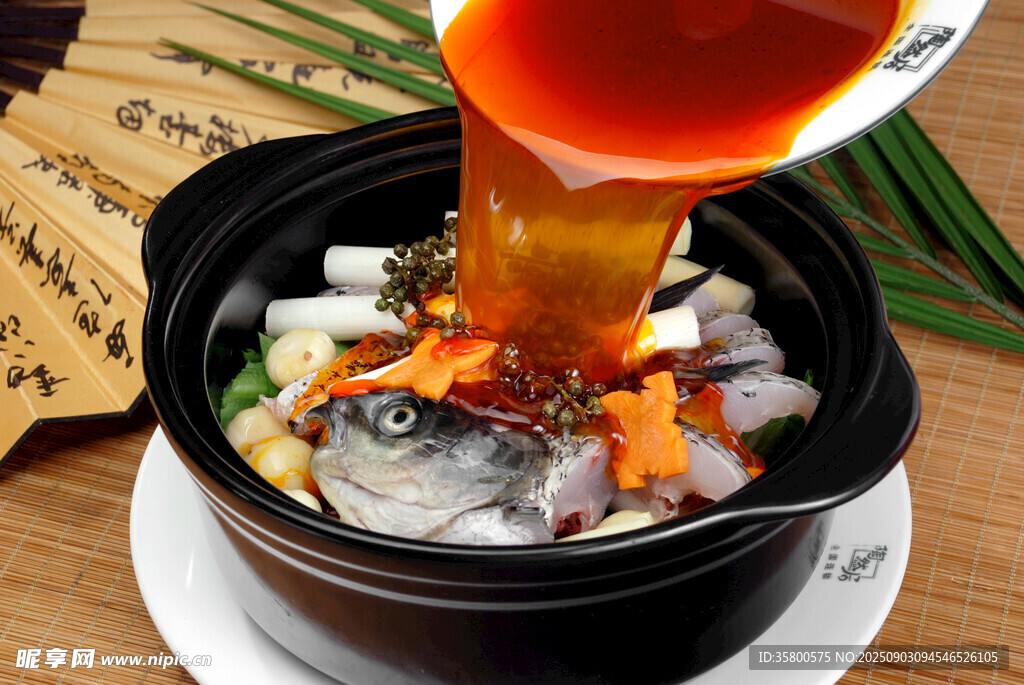 美味鱼汤正浇入锅中食材