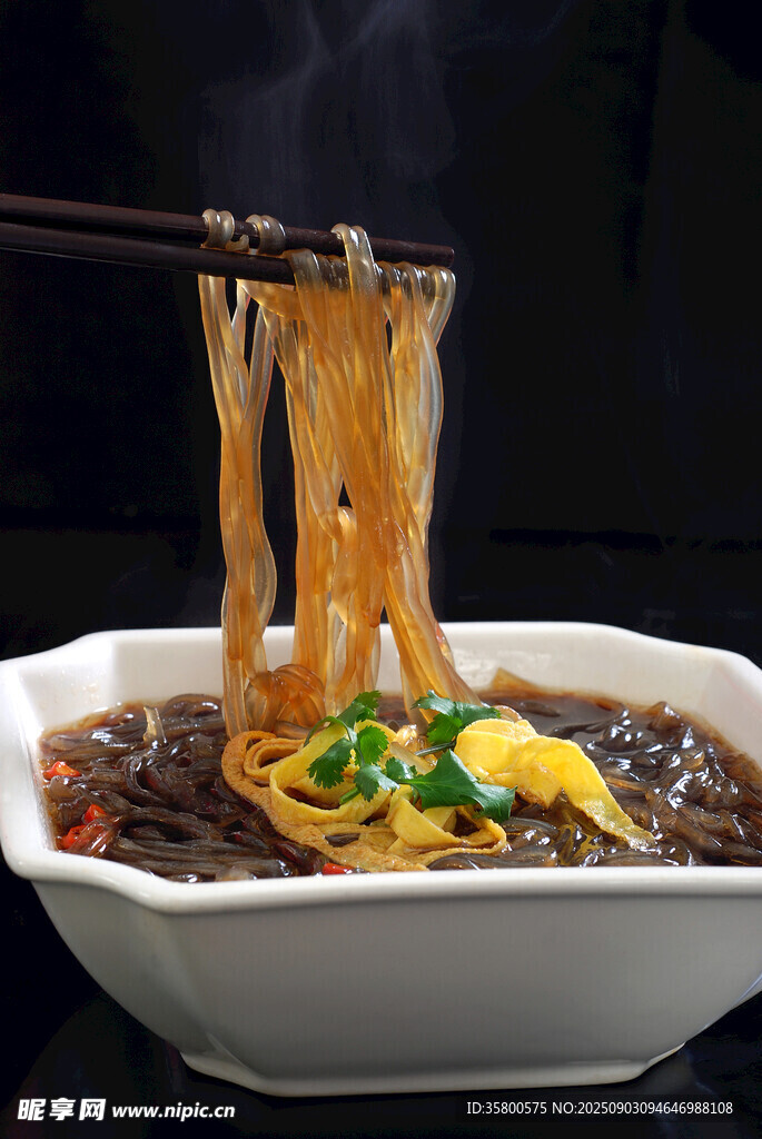 热气腾腾的美味牛肉拉面