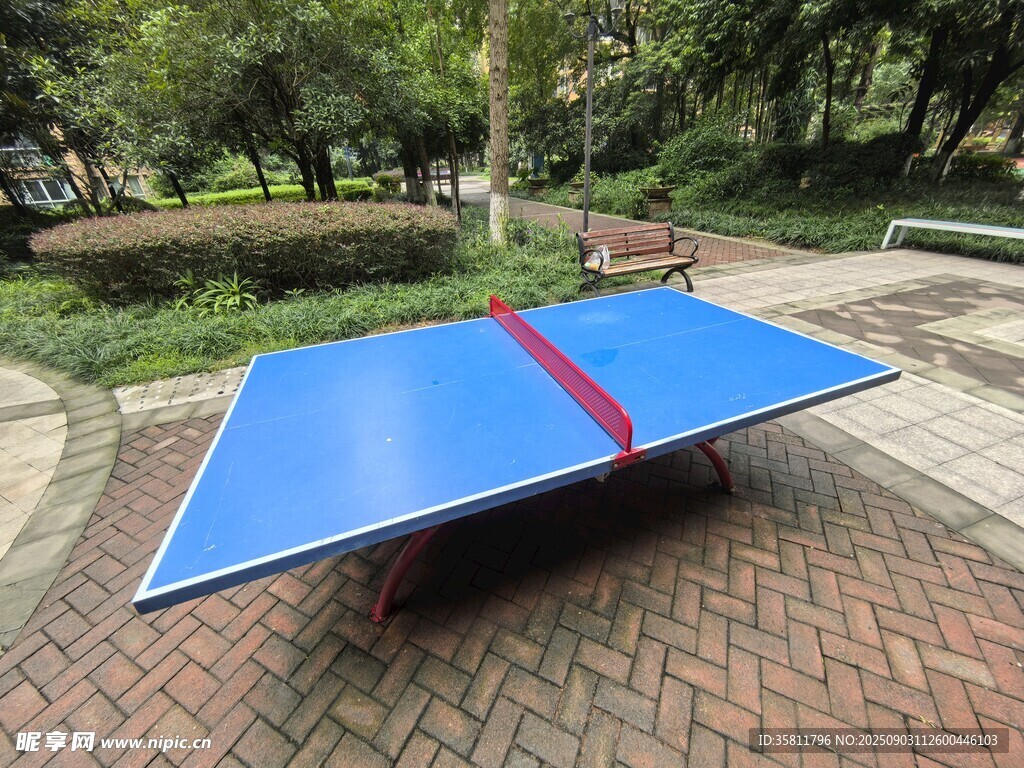 户外蓝色乒乓球桌
