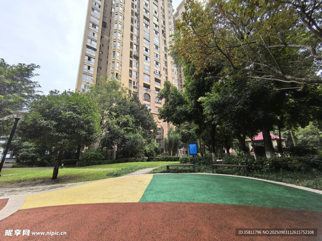 小区内多彩休闲步道景观