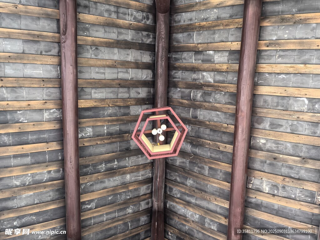 中式古建筑屋顶精美装饰
