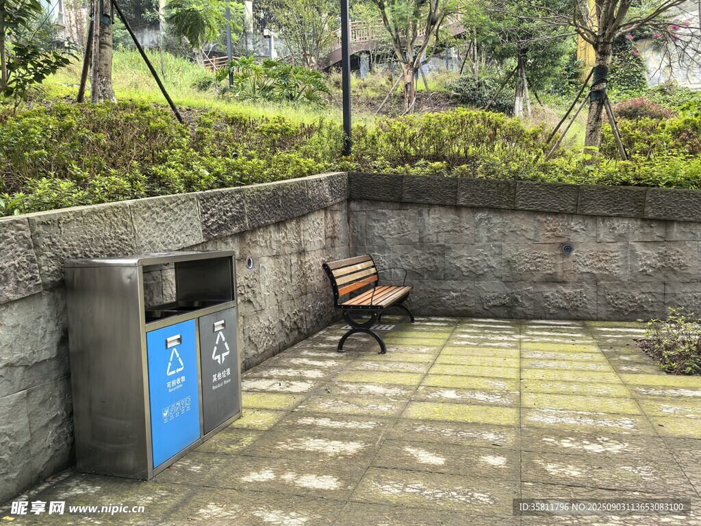 公园角落的长椅与垃圾桶