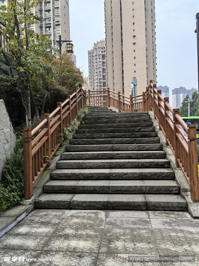 城市中带护栏的石阶步道