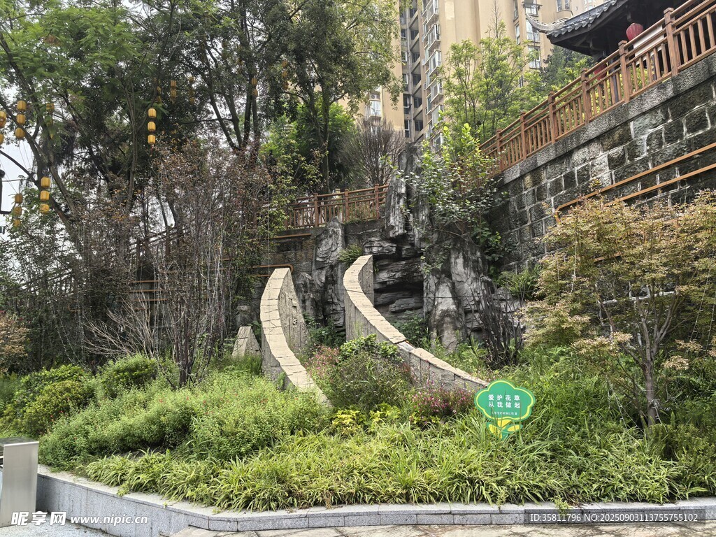 户外园林中的蜿蜒滑梯景观