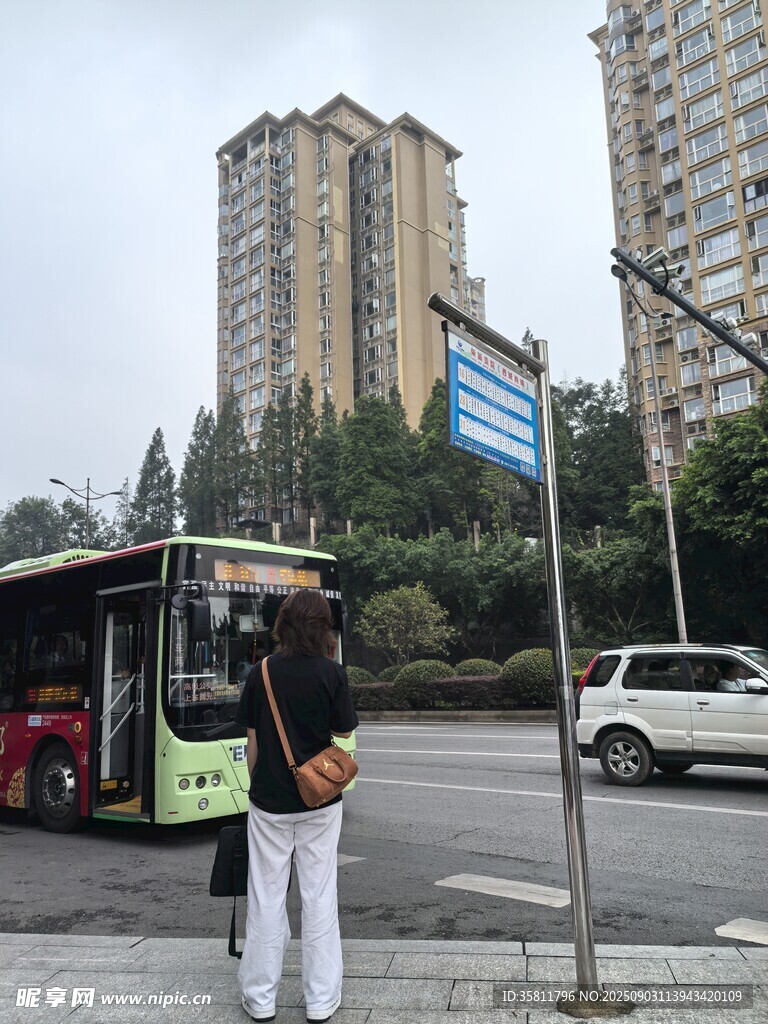 街头等车的行人与车辆