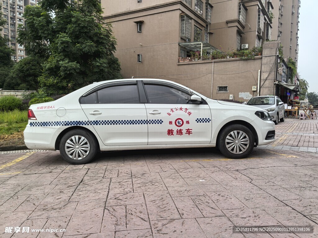 白色轿车停于户外路面