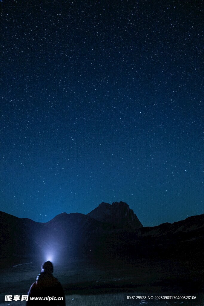 夜山中的独行者与星空
