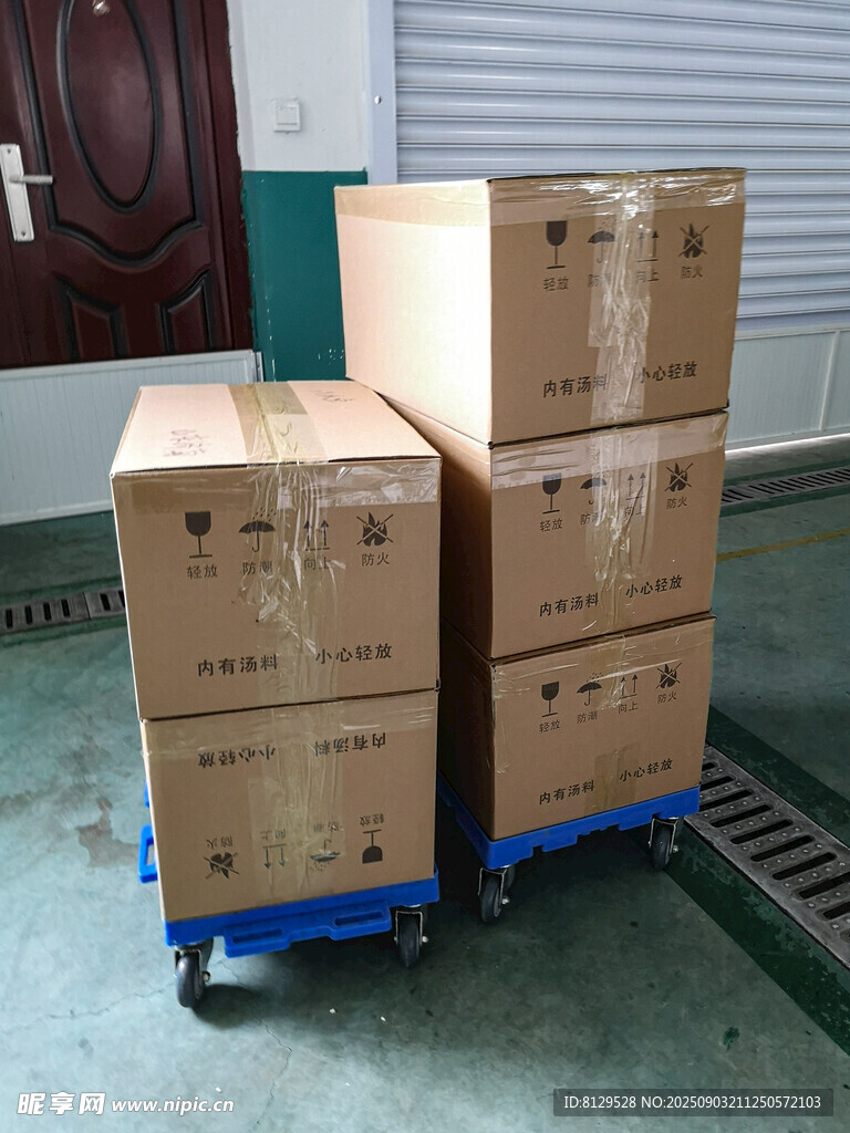 手推车上的多件纸箱