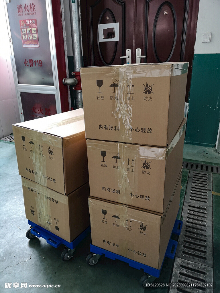 仓库中的堆叠货物