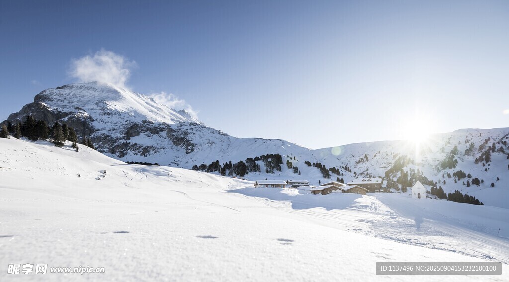雪山美景 阳光照耀的纯净世界