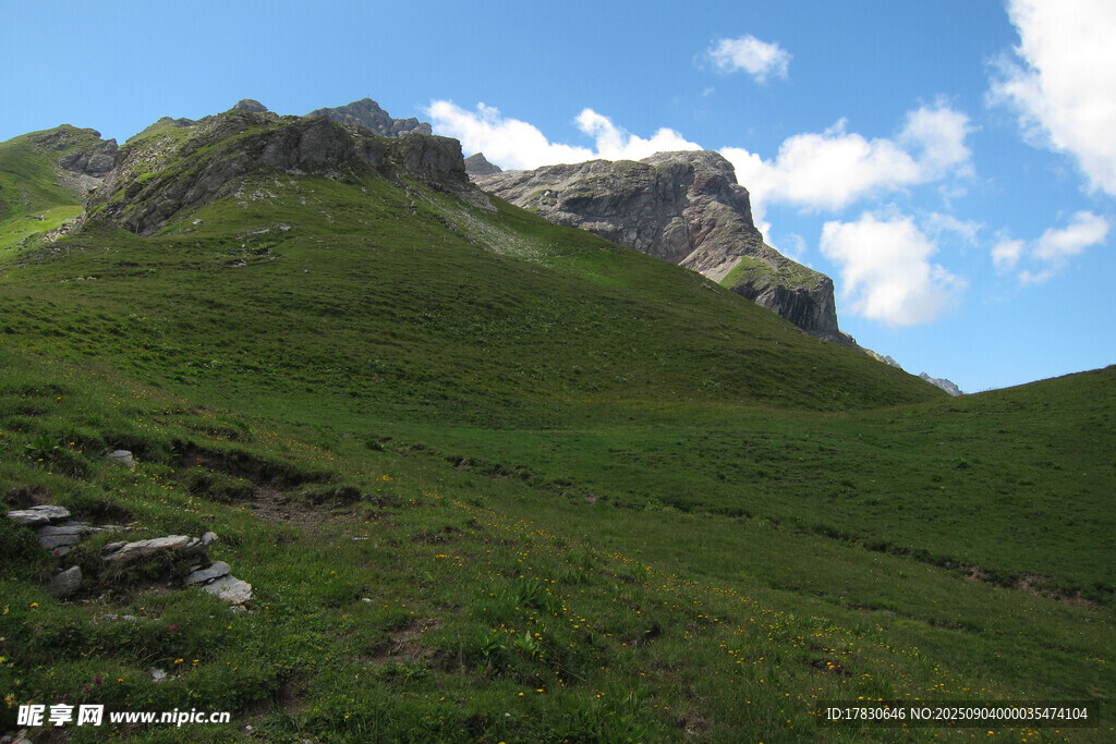青山绿野间的秀丽山景