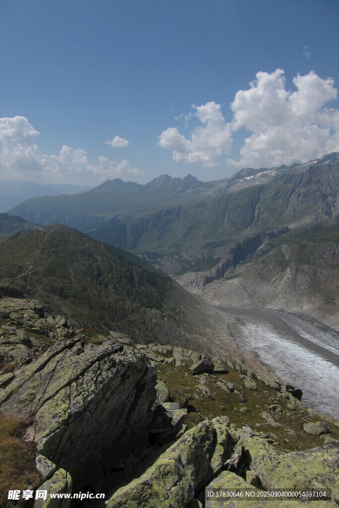 高山河谷壮丽自然景观