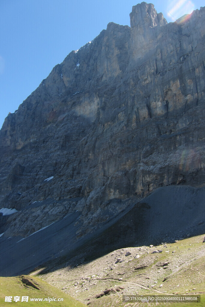 巍峨高山景观