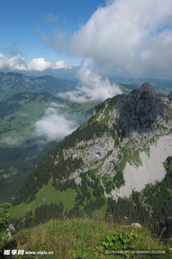 高山云海间的壮美自然景观