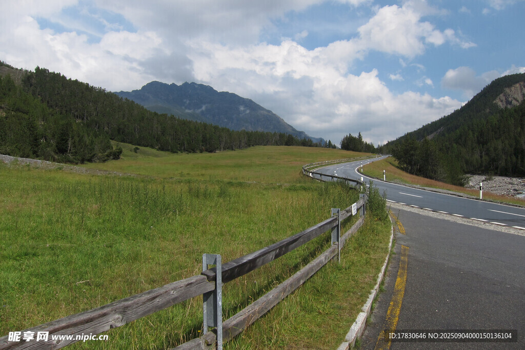 山间公路旁的开阔草地