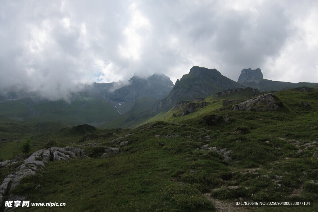 云雾缭绕的山间美景