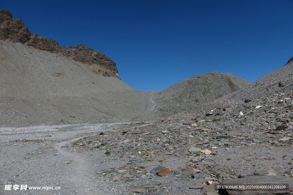 荒凉山地砂石路景观