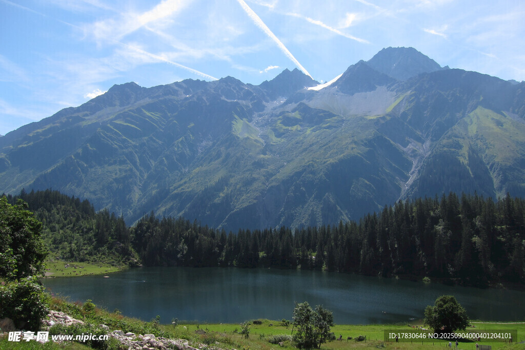 高山湖畔美景