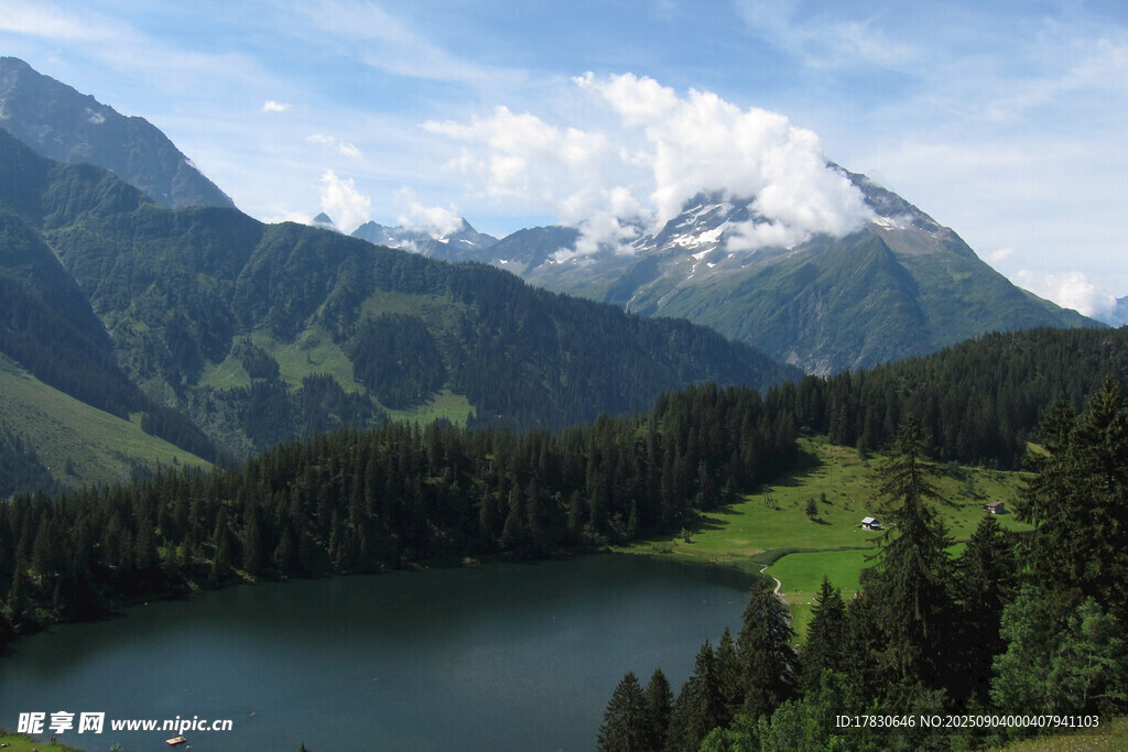 高山湖泊美景