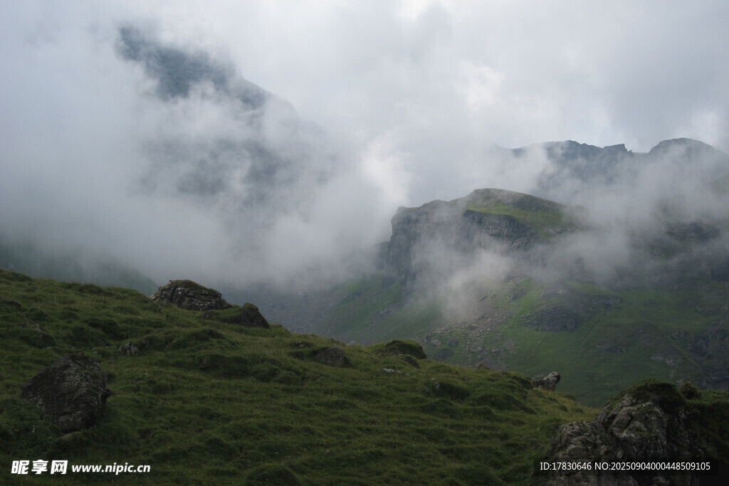云雾缭绕的山间美景