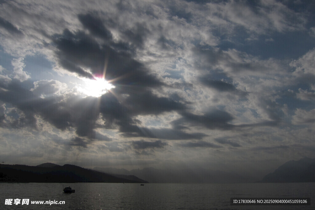 海上日出前的云层景象