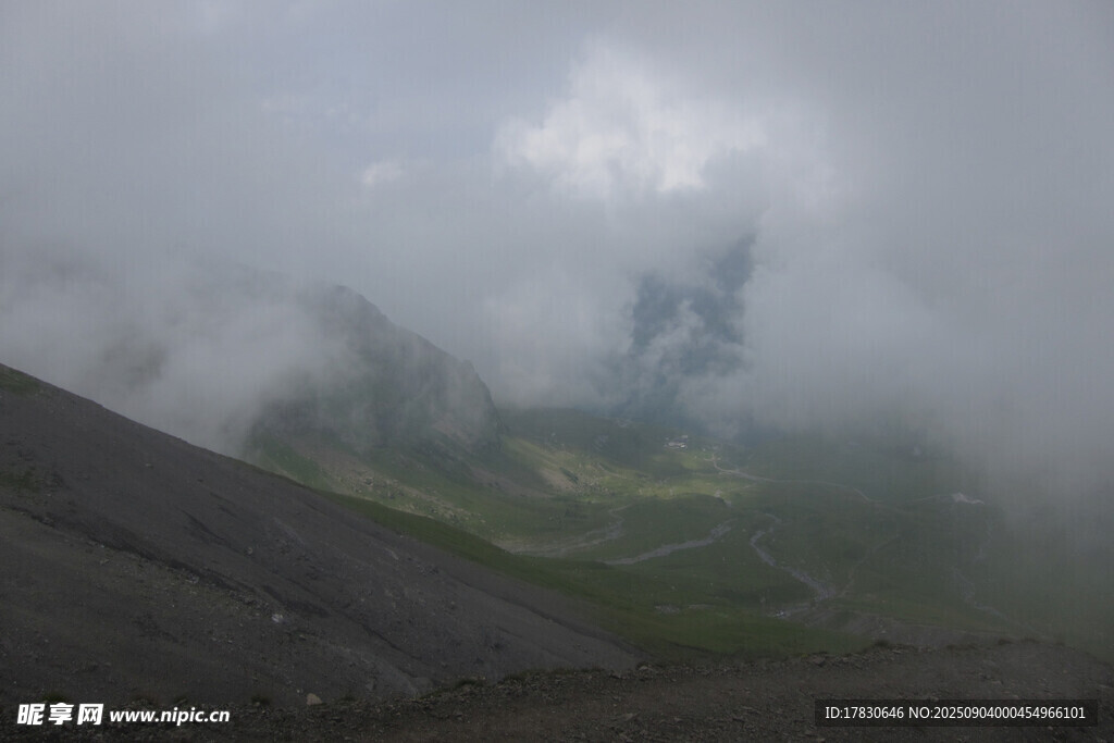 云雾缭绕中的山峦美景
