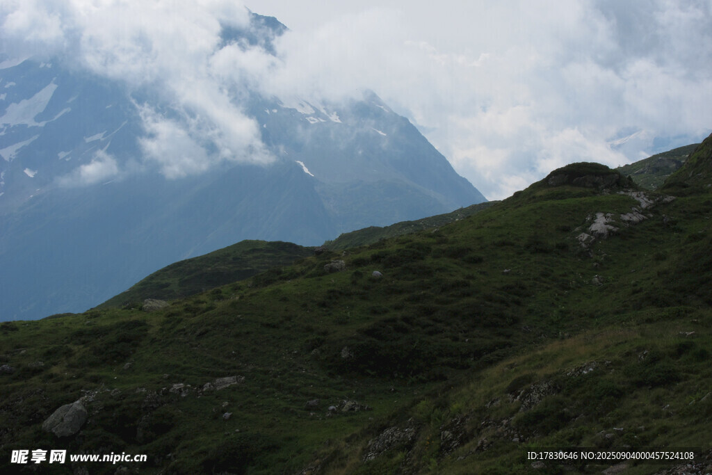 云雾缭绕的青山美景
