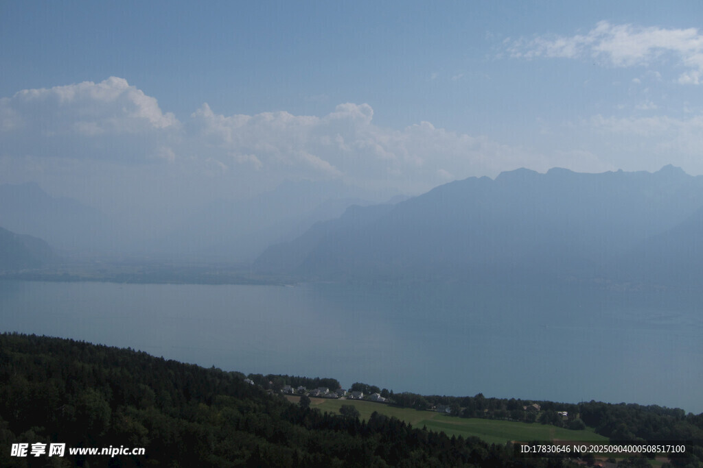 湖畔山峦美景
