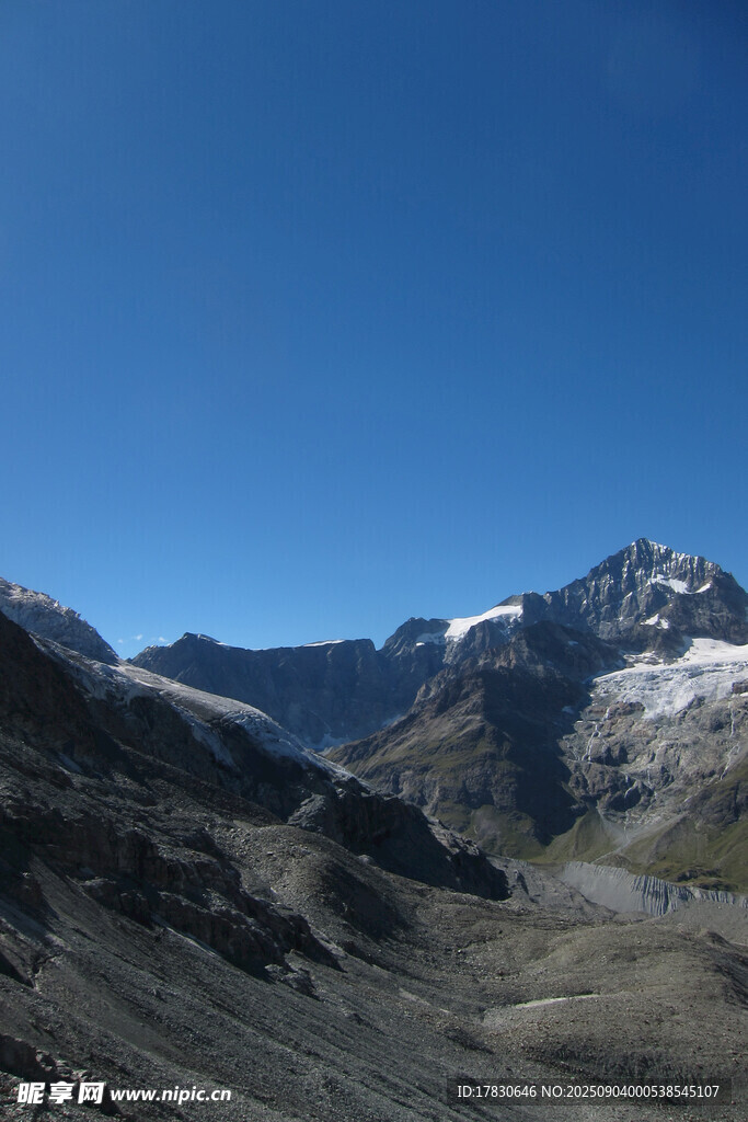 壮丽雪山山谷风景