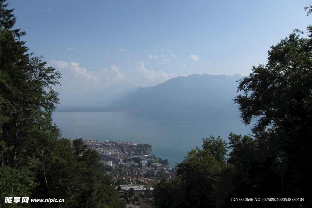 山间远眺湖景小城风光