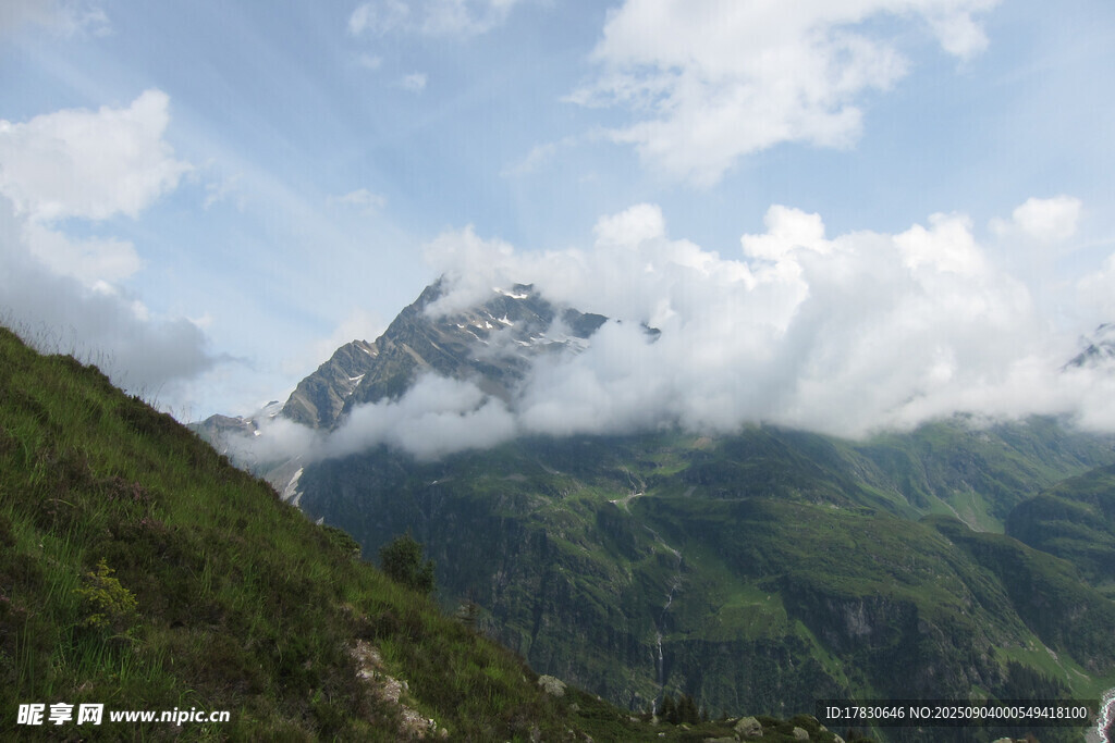 云雾缭绕的青山美景