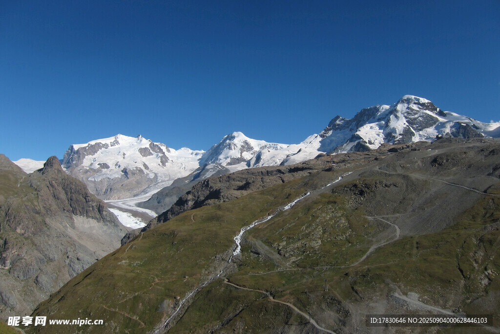 壮丽雪山山谷风景
