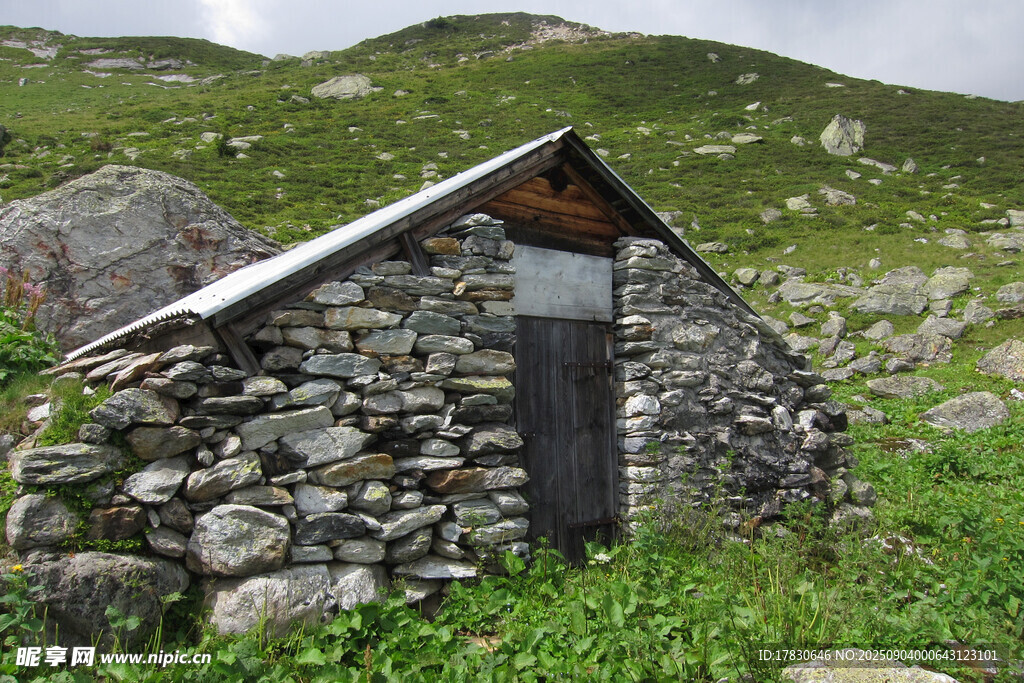 山间石砌小屋