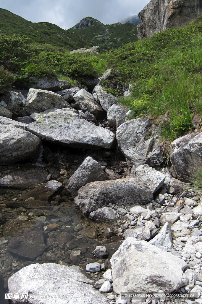 山间溪流与嶙峋怪石