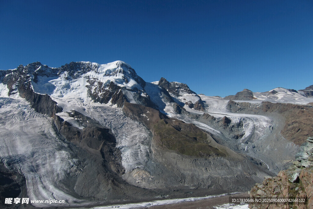 壮丽雪山景观