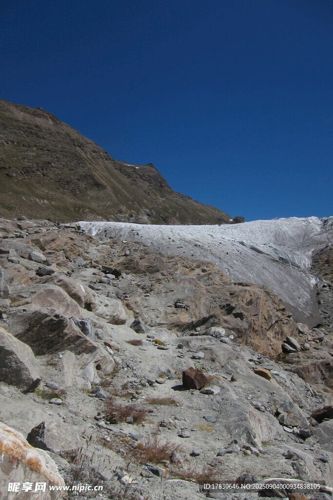 高山砾石与残雪景观