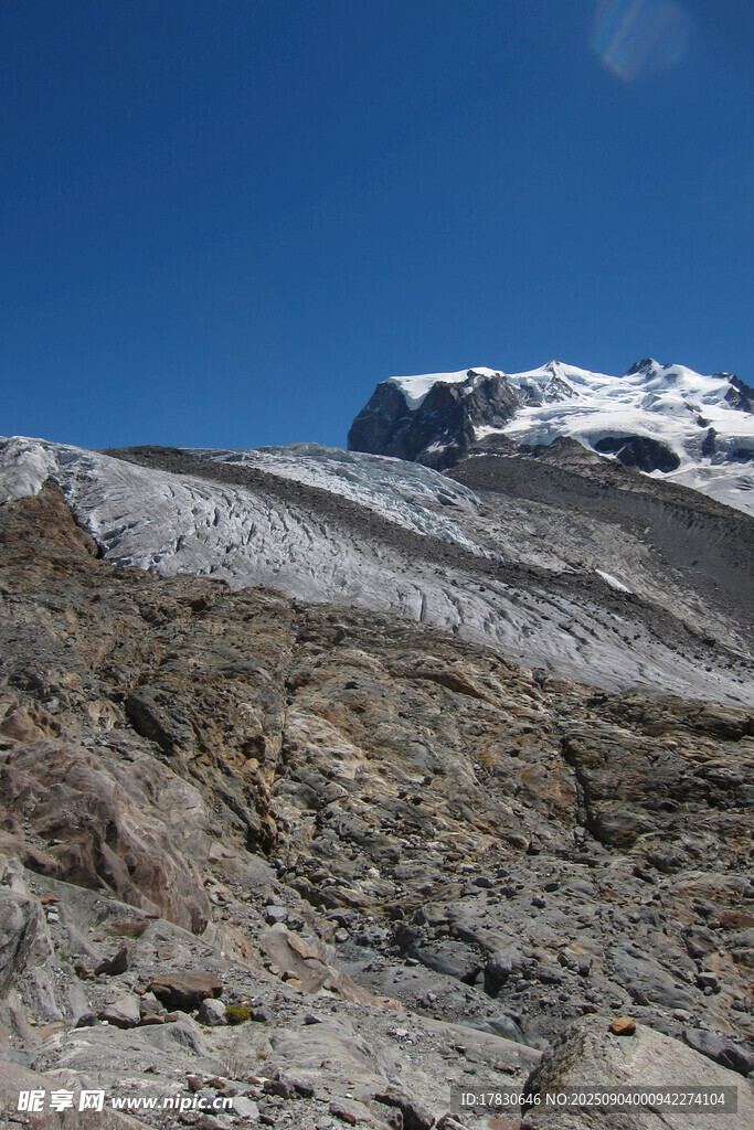 雪山下的嶙峋山地景观