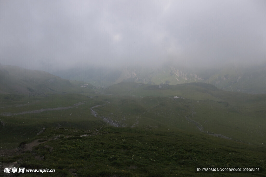 云雾缭绕的山间景色