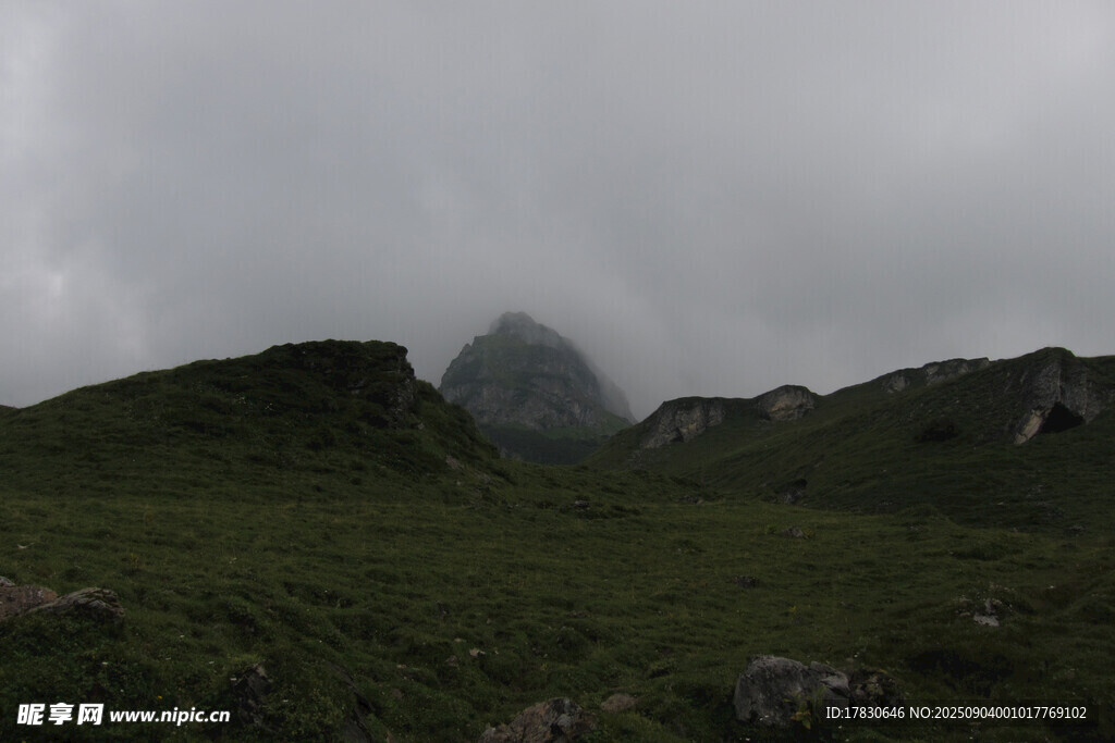 云雾缭绕的山峦景色