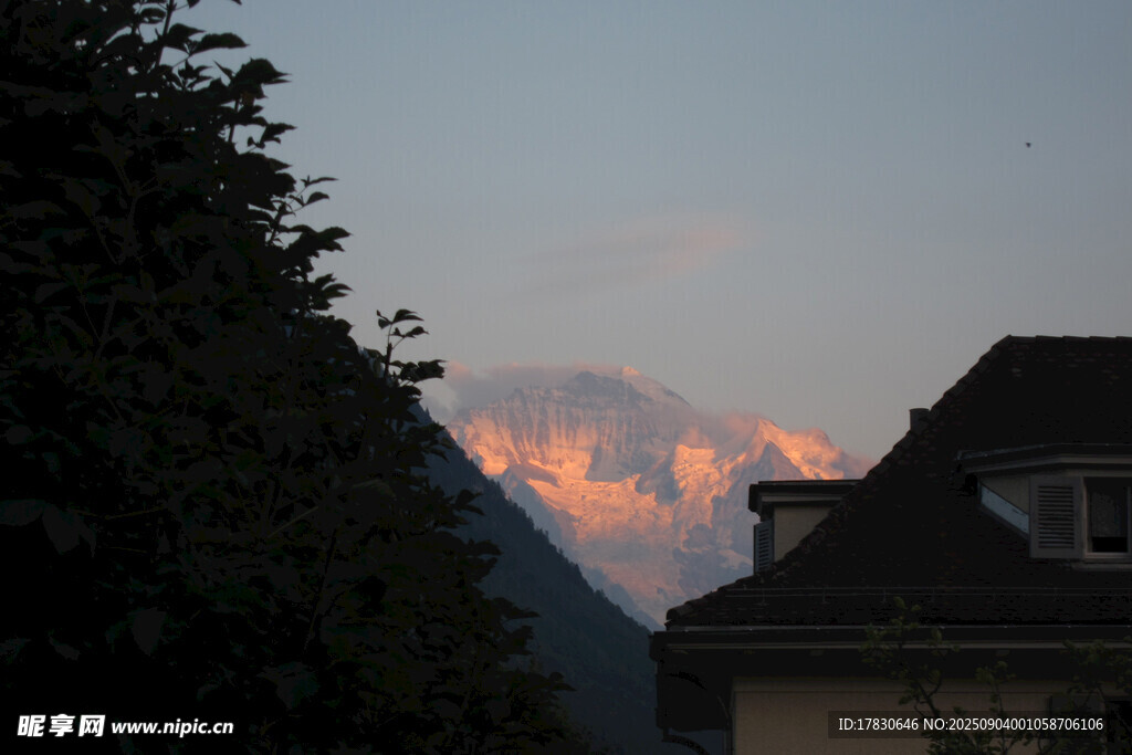 夕阳下的远山与屋舍