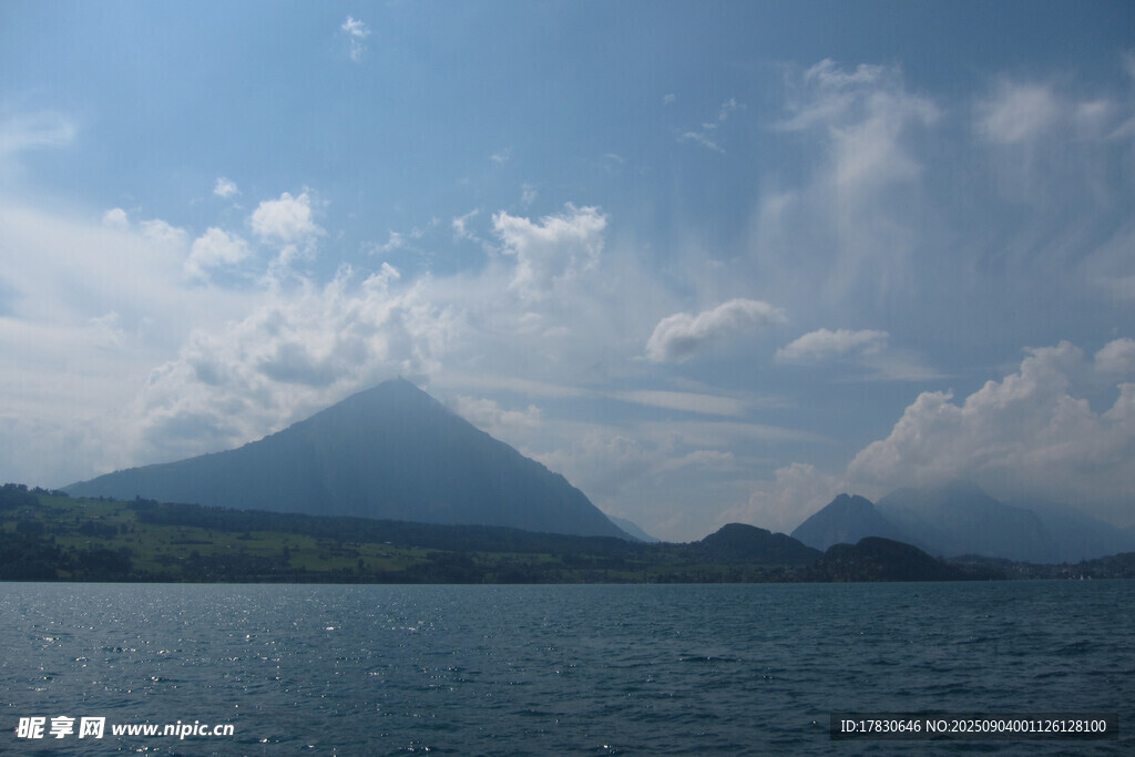 湖畔远山与蓝天白云美景