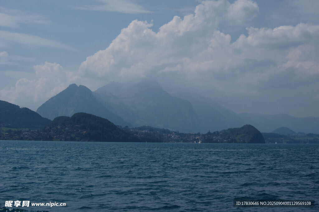 海上云山景