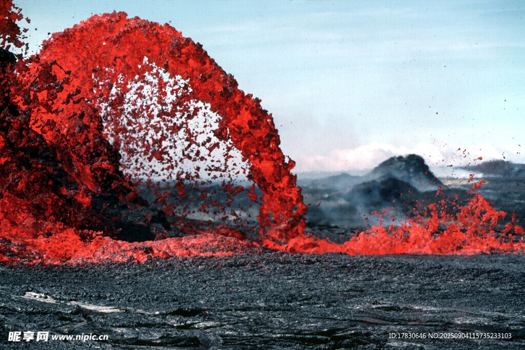 壮观火山熔岩喷发景象
