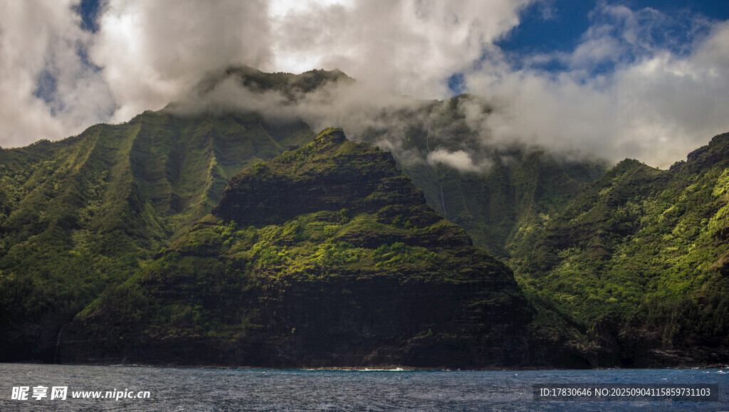 海上远眺葱郁山峦美景