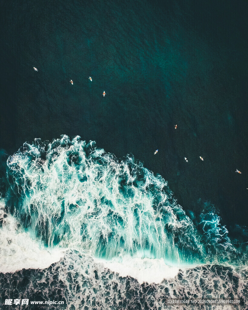 汹涌海浪拍打海岸