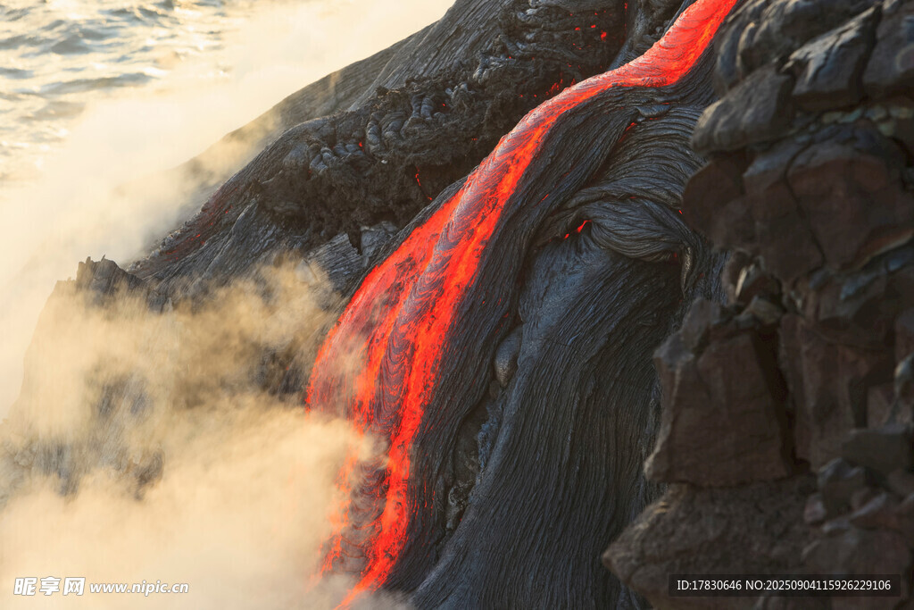 火山熔岩流淌壮观景象